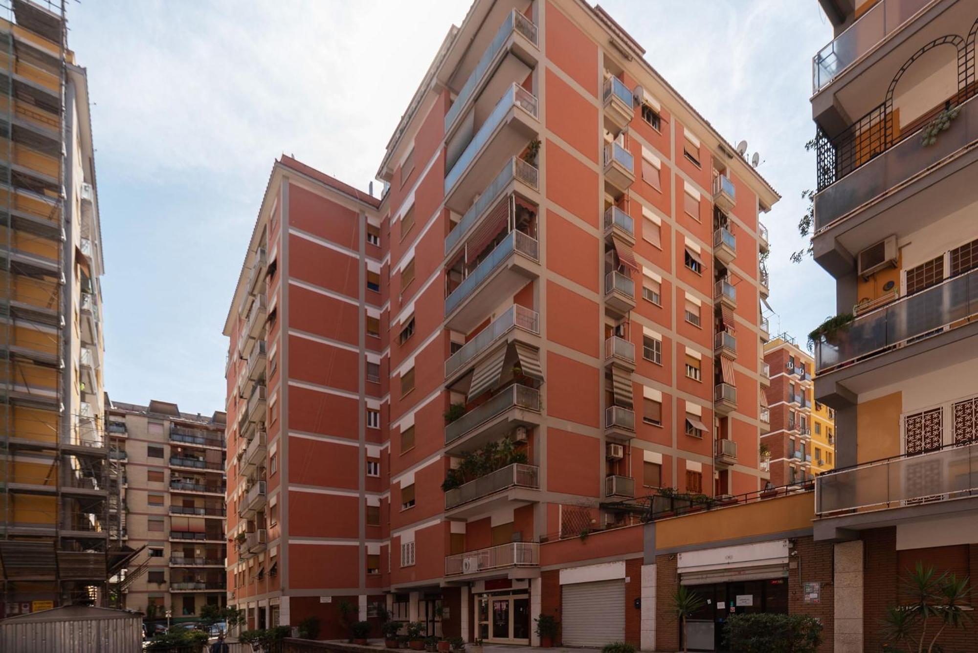 Апартаменты Joivy Delightful 3-Bed Flat With Balcony Рим Экстерьер фото